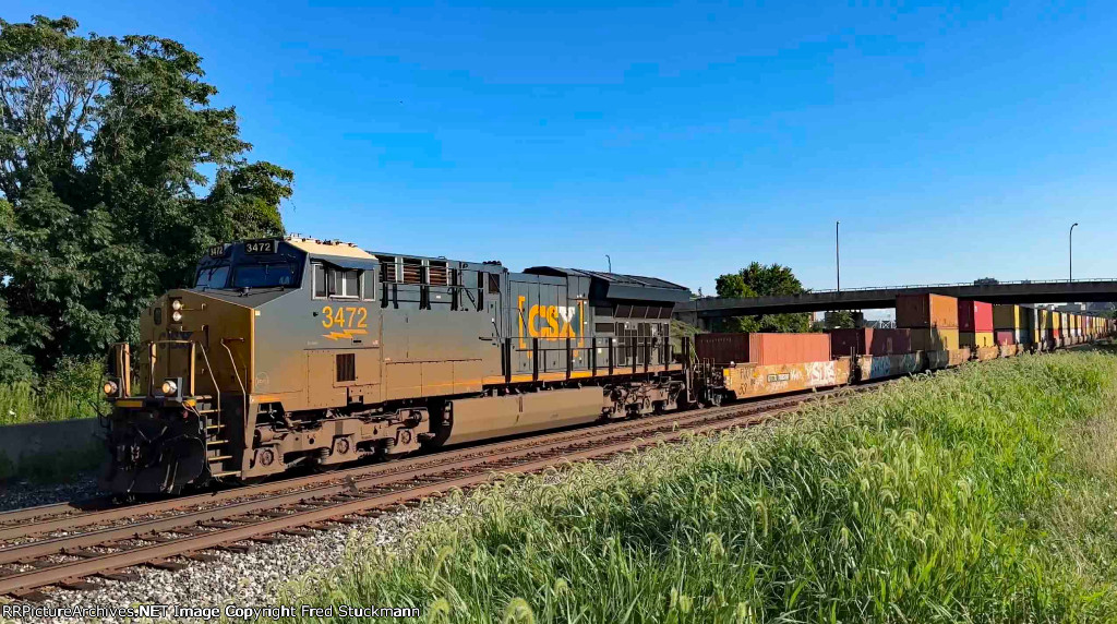 CSX 3472 leads I135.